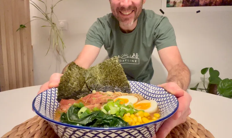 Pierre vous sert un bol de ramen savoureux